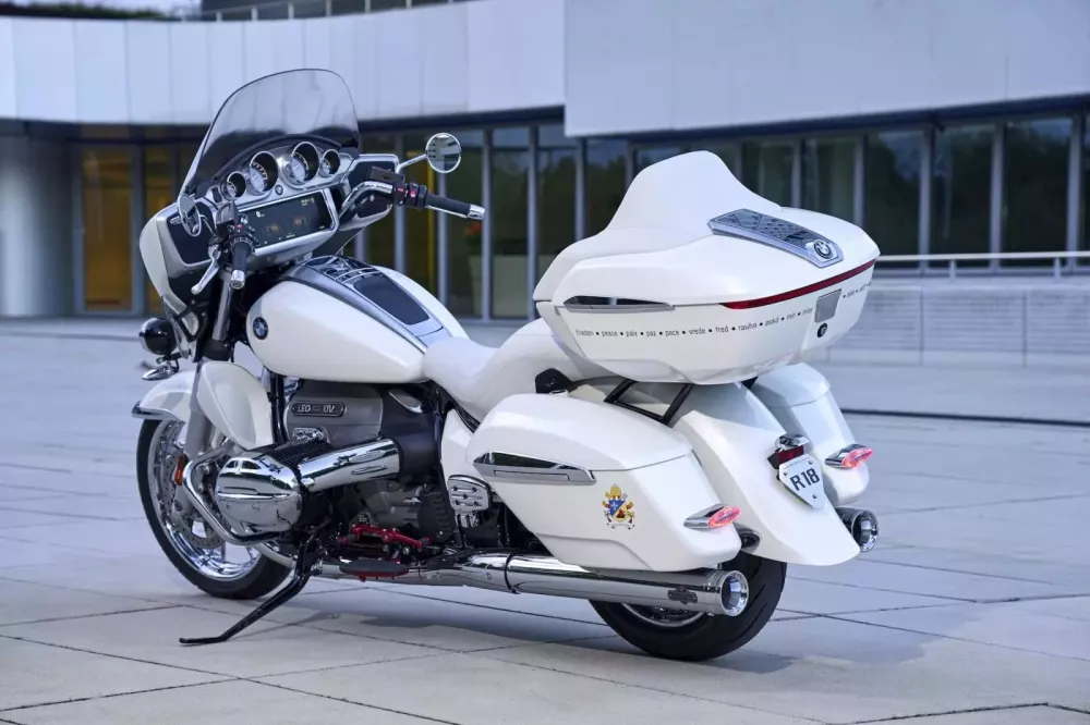 Giáo hoàng Lêô XIV được tặng xe mô tô BMW R18 nhưng sẽ không điều khiển nó qua Vatican- Ảnh 3. Giáo hoàng Lêô XIV được tặng xe mô tô BMW R18 nhưng sẽ không điều khiển nó qua Vatican- Ảnh 3.