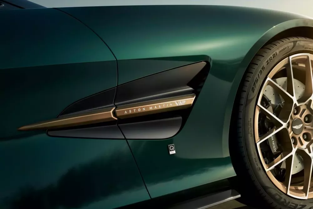 Chi tiết cặp đôi Vanquish và DB12 mui trần giới hạn mới được Q by Aston Martin ra mắt- Ảnh 6. Chi tiết cặp đôi Vanquish và DB12 mui trần giới hạn mới được Q by Aston Martin ra mắt- Ảnh 6.