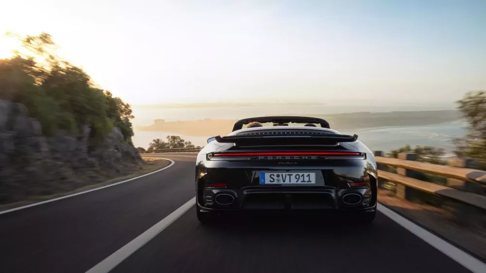 Porsche 911 Turbo S Cabriolet 2026 đắt hơn 66.700 đô la so với xe mà "Qua" Vũ đang sở hữu độc nhất- Ảnh 3.