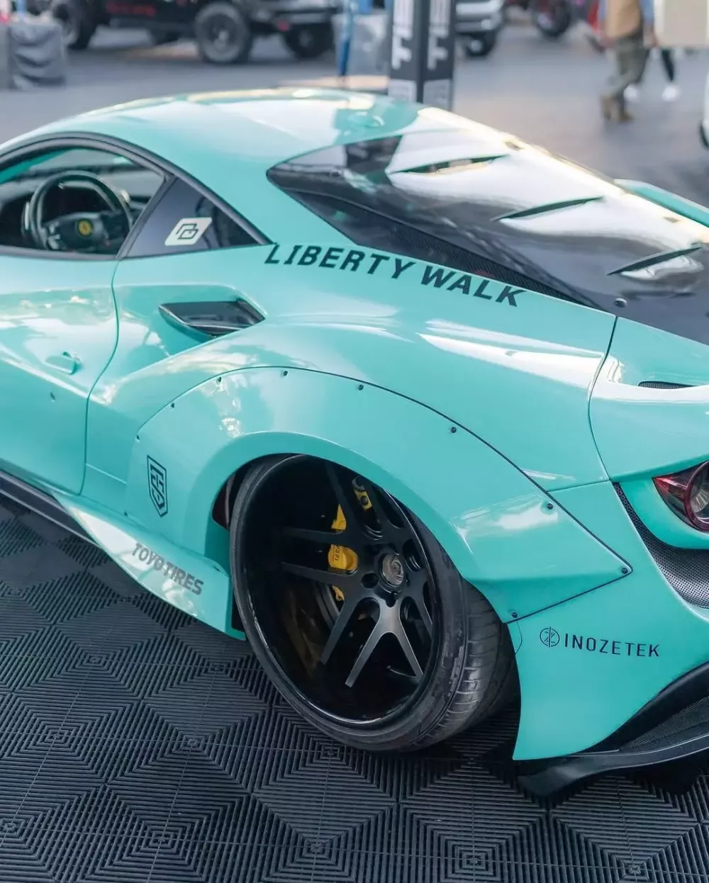 Bạn không nhầm đâu, kiểu độ xe Ferrari F8 này đích thực là của Liberty Walk- Ảnh 4.