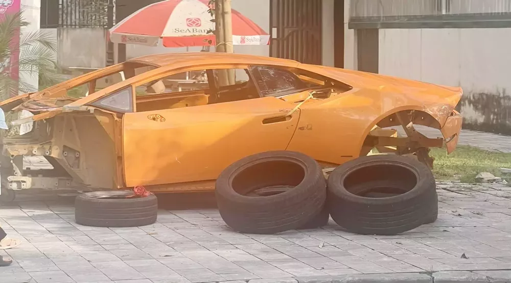 Khung xe Lamborghini Huracan trơ trọi tại Hà Nội thu hút người dân hiếu kỳ- Ảnh 2.