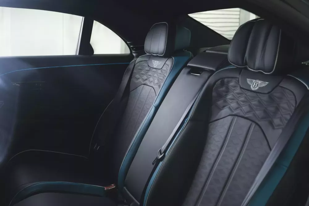 Bentley mang đến cho Flying Spur vẻ ngoài độc đáo nhưng hóa ra các dân chơi Việt đã trải nghiệm từ lâu- Ảnh 5.