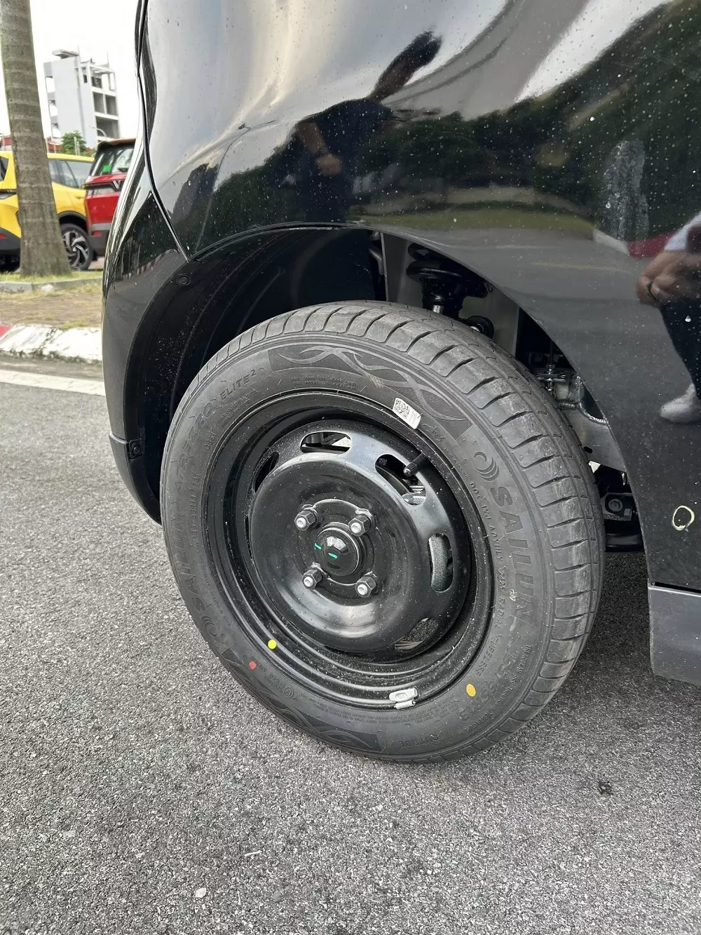 Cận cảnh vành thép của VinFast Minio Green Cận cảnh vành thép của VinFast Minio Green