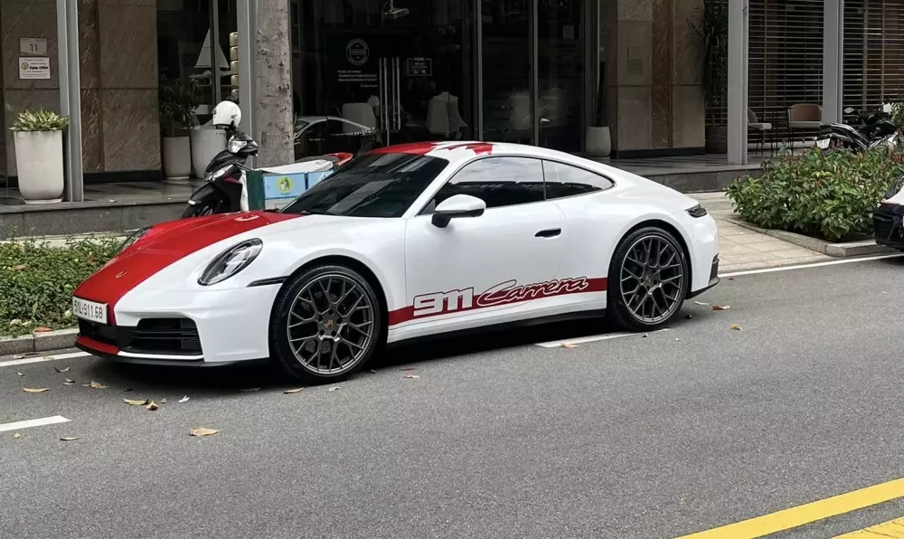 Dàn xe thể thao Porsche trên đường phố Tp.HCM: 911 GTS cũng bị lu mờ trước 2 chiếc xe 911 này- Ảnh 2.