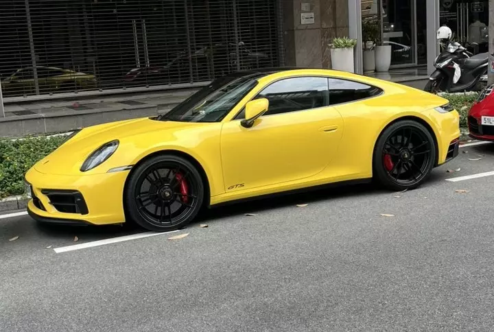 Dàn xe thể thao Porsche trên đường phố Tp.HCM: 911 GTS cũng bị lu mờ trước 2 chiếc xe 911 này- Ảnh 4.