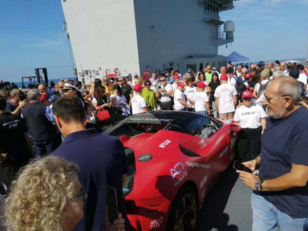 Tay đua lập kỷ lục tốc độ trên tàu sân bay cùng siêu xe Ferrari gần 1.000 mã lực- Ảnh 2. Tay đua lập kỷ lục tốc độ trên tàu sân bay cùng siêu xe Ferrari gần 1.000 mã lực- Ảnh 2.