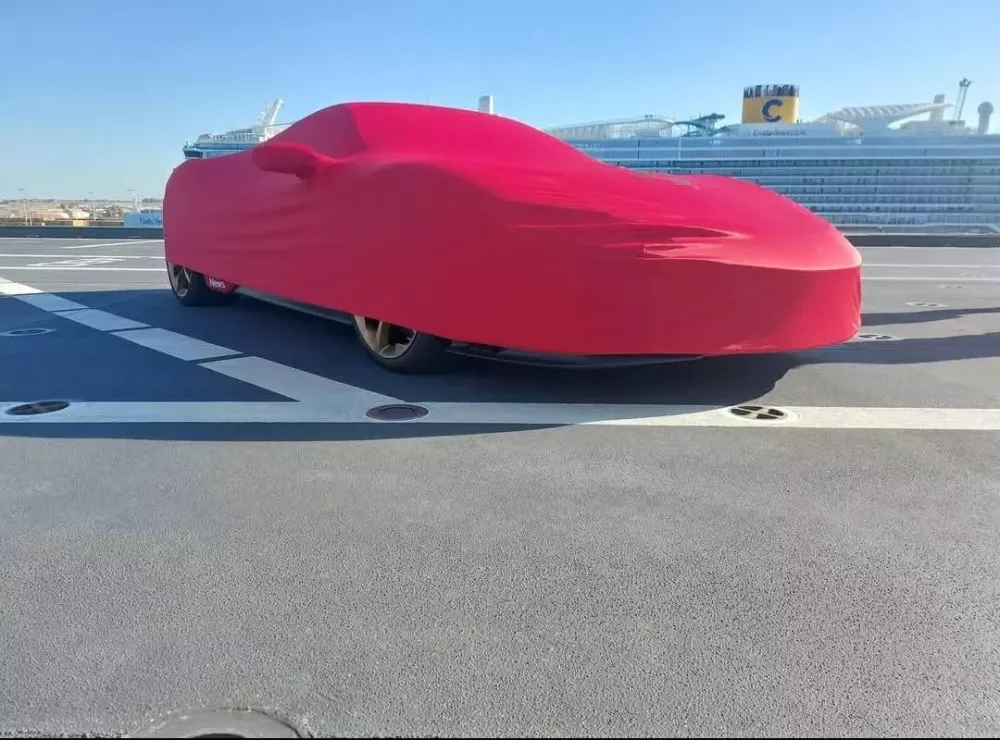 Tay đua lập kỷ lục tốc độ trên tàu sân bay cùng siêu xe Ferrari gần 1.000 mã lực- Ảnh 1. Tay đua lập kỷ lục tốc độ trên tàu sân bay cùng siêu xe Ferrari gần 1.000 mã lực- Ảnh 1.