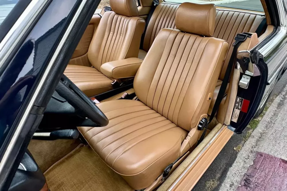 Nhìn chiếc xe Mercedes-Benz 300 CD này có lẽ nhà sưu tập Việt Nam sẽ sớm săn lùng nếu nó tồn tại ở đây- Ảnh 7.