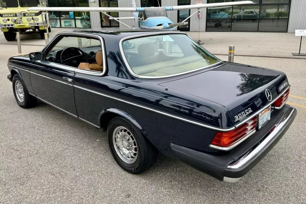 Nhìn chiếc xe Mercedes-Benz 300 CD này có lẽ nhà sưu tập Việt Nam sẽ sớm săn lùng nếu nó tồn tại ở đây- Ảnh 4.