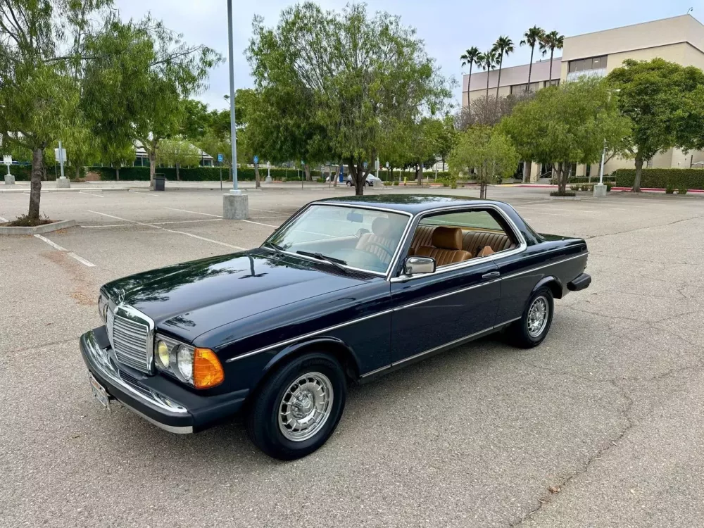 Nhìn chiếc xe Mercedes-Benz 300 CD này có lẽ nhà sưu tập Việt Nam sẽ sớm săn lùng nếu nó tồn tại ở đây- Ảnh 2.