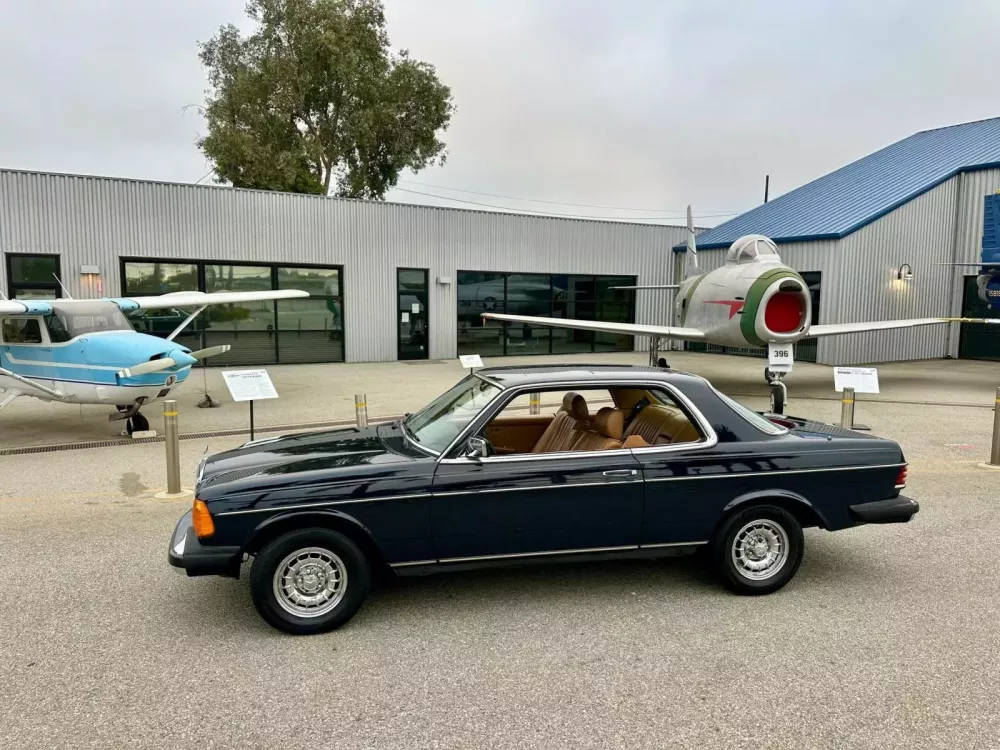 Nhìn chiếc xe Mercedes-Benz 300 CD này có lẽ nhà sưu tập Việt Nam sẽ sớm săn lùng nếu nó tồn tại ở đây- Ảnh 3.