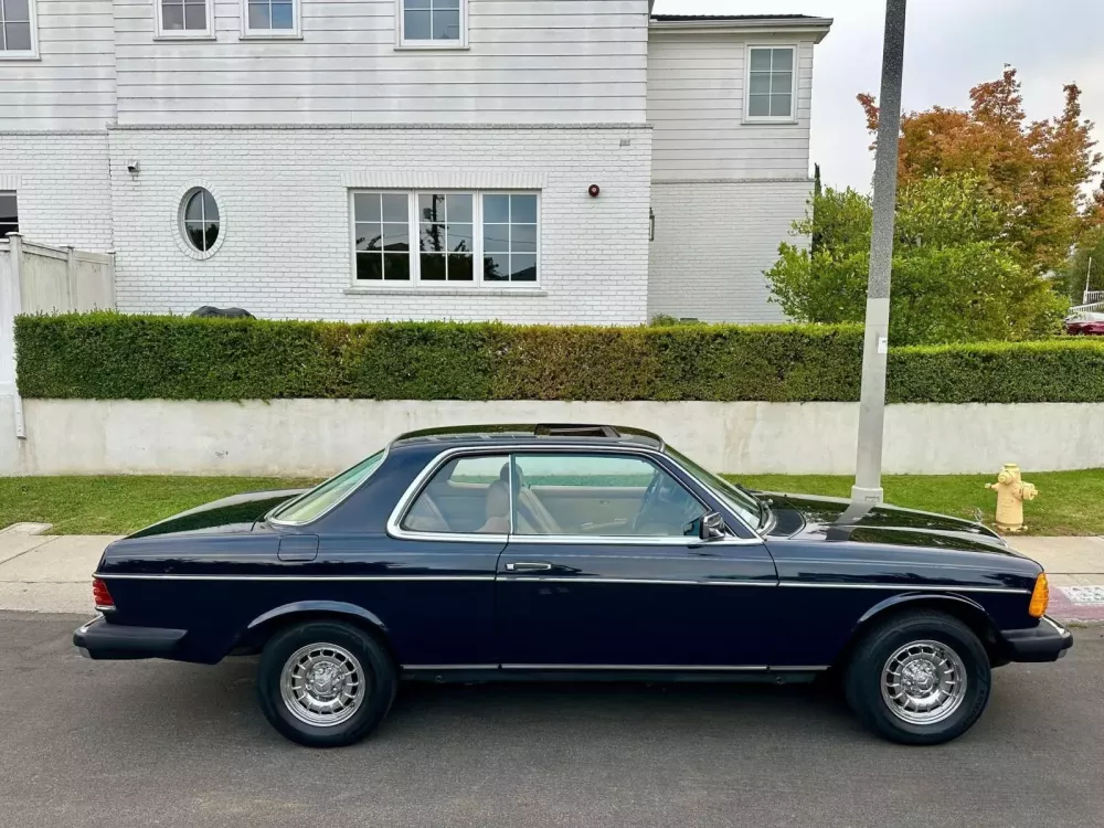 Nhìn chiếc xe Mercedes-Benz 300 CD này có lẽ nhà sưu tập Việt Nam sẽ sớm săn lùng nếu nó tồn tại ở đây- Ảnh 5.