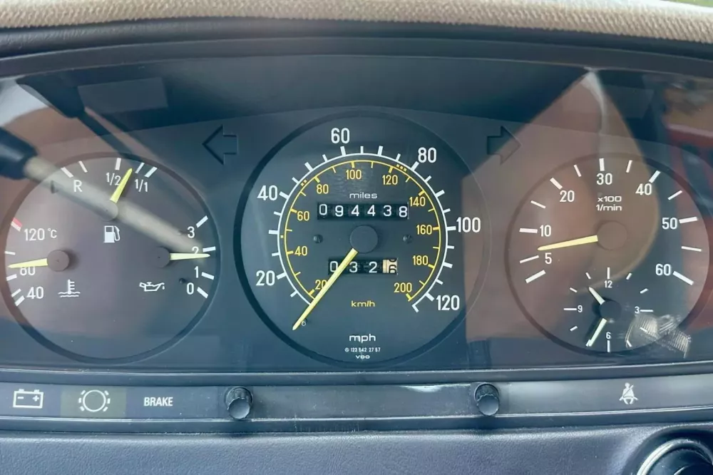 Nhìn chiếc xe Mercedes-Benz 300 CD này có lẽ nhà sưu tập Việt Nam sẽ sớm săn lùng nếu nó tồn tại ở đây- Ảnh 12.