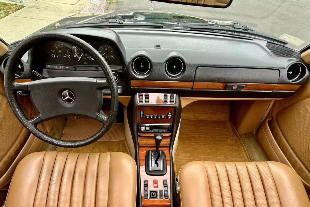 Nhìn chiếc xe Mercedes-Benz 300 CD này có lẽ nhà sưu tập Việt Nam sẽ sớm săn lùng nếu nó tồn tại ở đây- Ảnh 6.