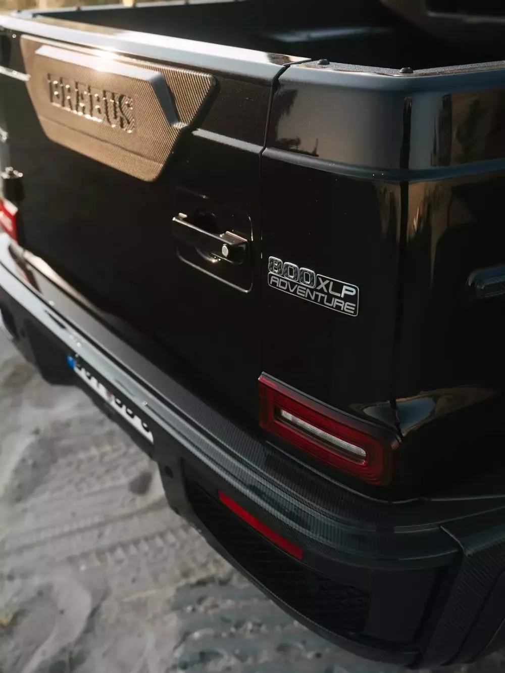 Brabus tiếp tục mổ xẻ Mercedes-AMG G63 theo phong cách xe bán tải, giá về Việt Nam chưa thuế đã 1 triệu USD- Ảnh 4. Brabus tiếp tục mổ xẻ Mercedes-AMG G63 theo phong cách xe bán tải, giá về Việt Nam chưa thuế đã 1 triệu USD- Ảnh 4.