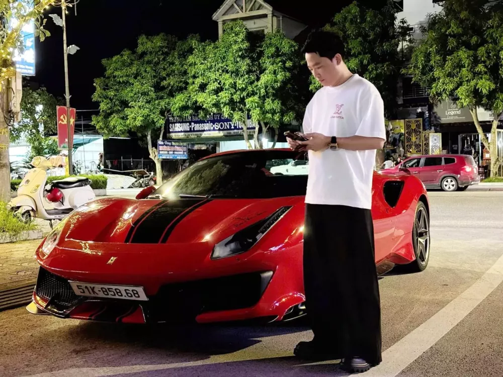 Ho&agrave;ng Kim Kh&aacute;nh cho si&ecirc;u xe Ferrari 488 Pista Spider hơn 40 tỷ đồng về H&agrave; Tĩnh qu&ecirc; vợ chơi- Ảnh 1.