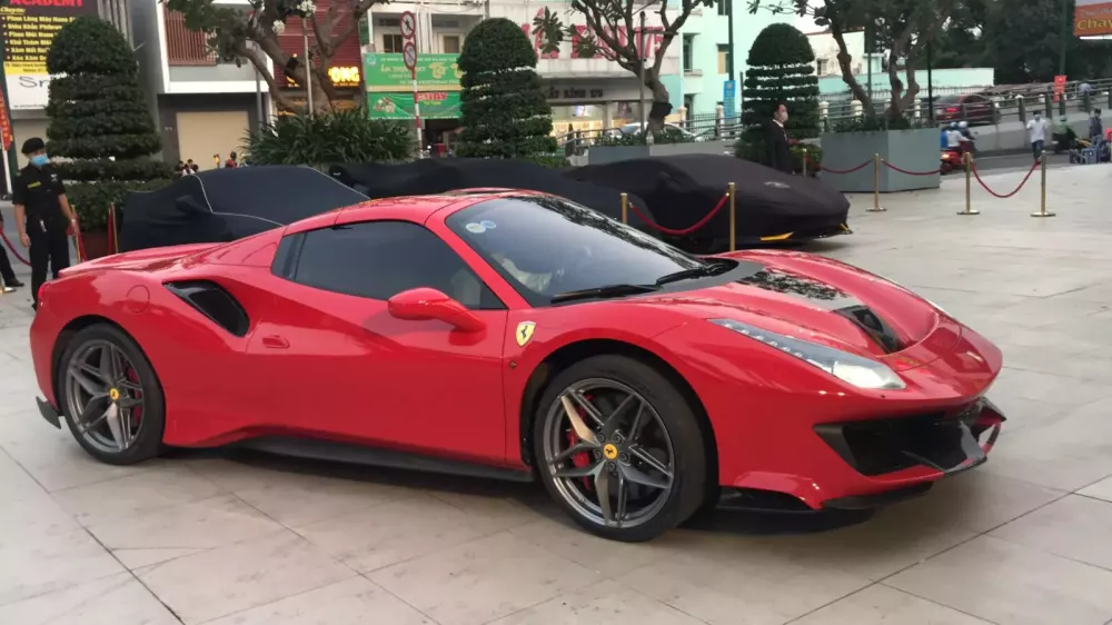 Ho&agrave;ng Kim Kh&aacute;nh cho si&ecirc;u xe Ferrari 488 Pista Spider hơn 40 tỷ đồng về H&agrave; Tĩnh qu&ecirc; vợ chơi- Ảnh 2.