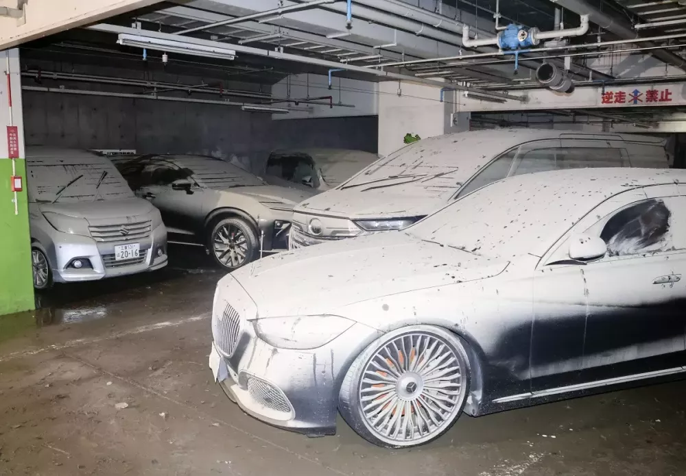 Tầng 1 của b&atilde;i đỗ xe bị ngập ho&agrave;n to&agrave;n