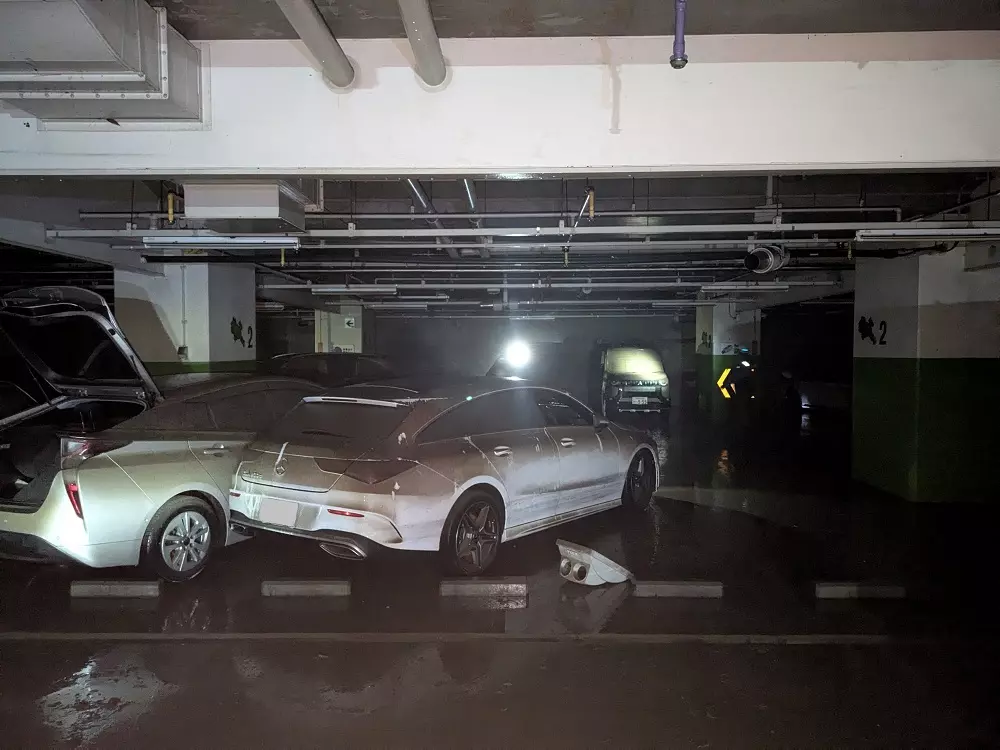 Những chiếc xe đều bị phủ b&ugrave;n l&ecirc;n to&agrave;n bộ ngoại thất