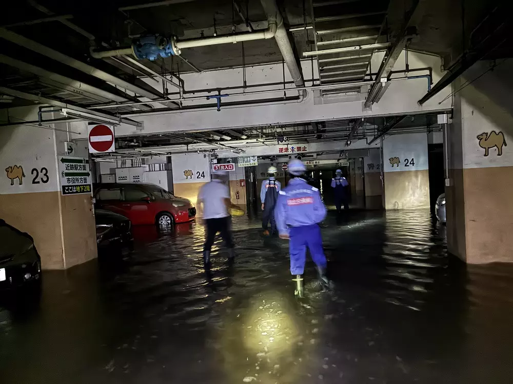 B&atilde;i đỗ xe vẫn chưa hết ngập sau khi bơm tho&aacute;t nước