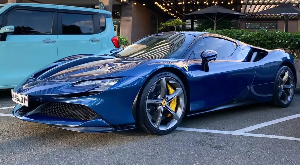 "Viral" với việc tặng nhân viên, bạn siêu giàu Iphone 17, Cường "Đô-la" bắt gặp lái Ferrari SF90 Spider dạo phố- Ảnh 1.