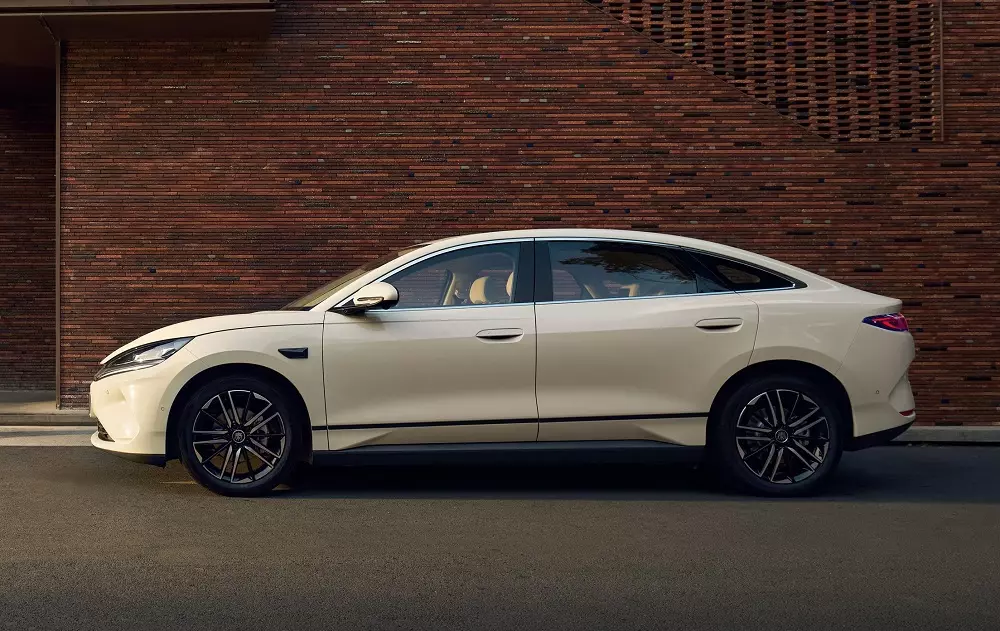 BYD Seal 6 EV sở hữu kích thước lơ lửng giữa hai phân khúc sedan hạng C và hạng D