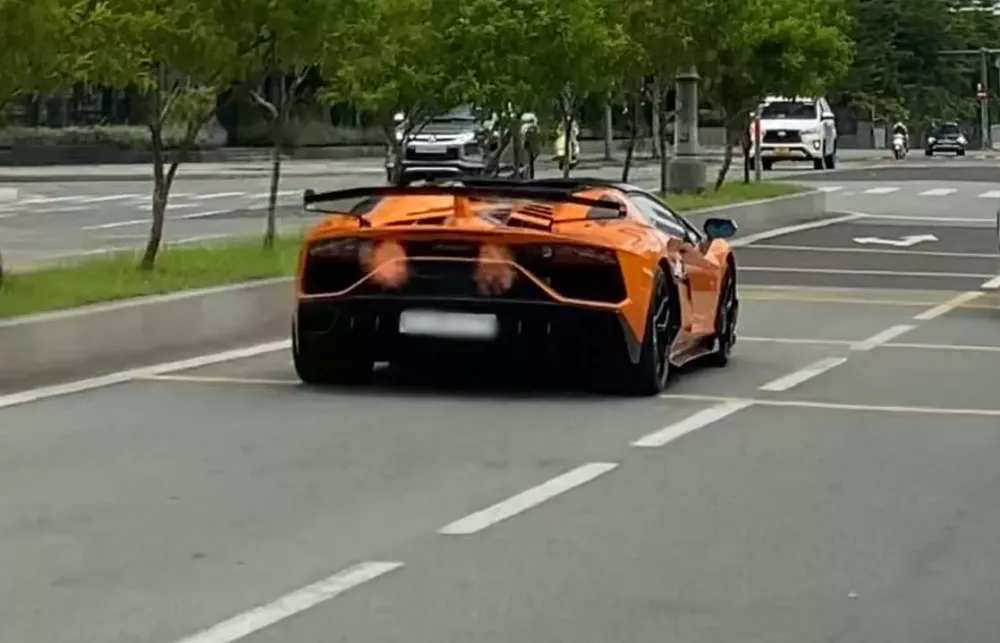 Lamborghini Aventador SVJ Roadster tăng tốc trên đường phố khiến ống xả "phun lửa"- Ảnh 1.
