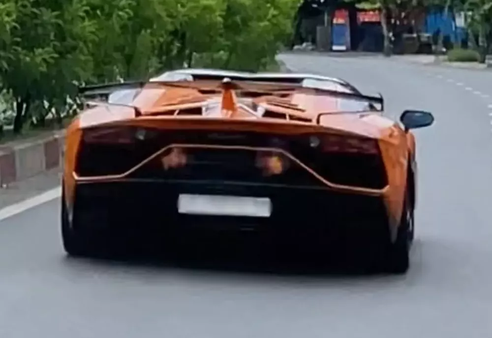 Lamborghini Aventador SVJ Roadster tăng tốc trên đường phố khiến ống xả "phun lửa"- Ảnh 3.