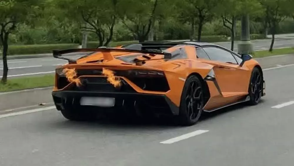 Lamborghini Aventador SVJ Roadster tăng tốc trên đường phố khiến ống xả "phun lửa"- Ảnh 2.