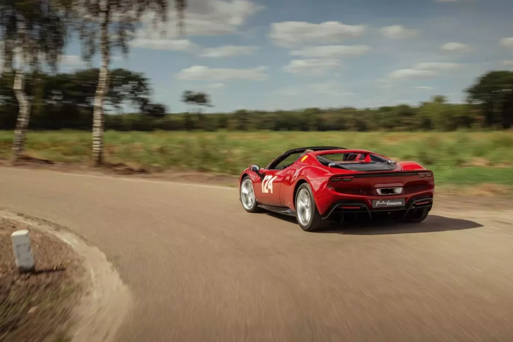 Cận cảnh Ferrari 296 GTS lấy cảm hứng từ chiếc xe đua huyền thoại 250 LM mang số 124- Ảnh 4.