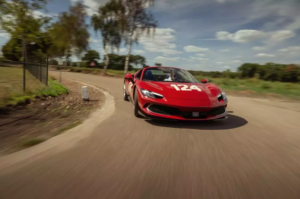 Cận cảnh Ferrari 296 GTS lấy cảm hứng từ chiếc xe đua huyền thoại 250 LM mang số 124- Ảnh 3.