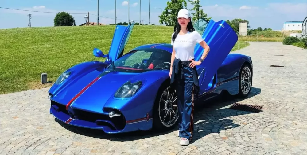 Nữ doanh nhân Singapore tham dự Gumball 3000 2025 với siêu phẩm Pagani Utopia- Ảnh 1.
