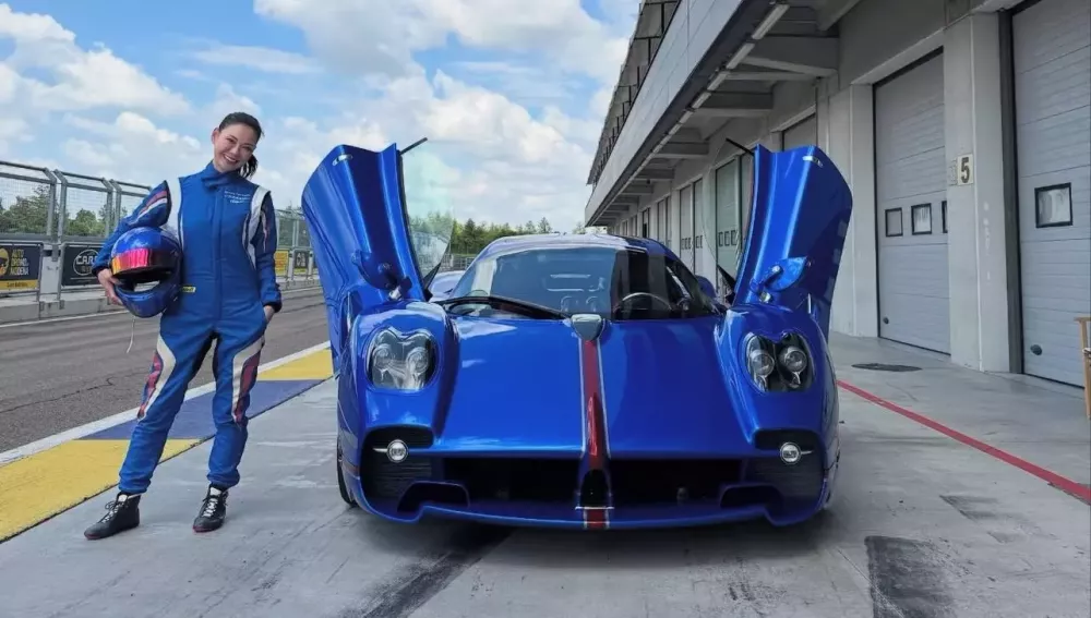 Nữ doanh nhân Singapore tham dự Gumball 3000 2025 với siêu phẩm Pagani Utopia- Ảnh 2.