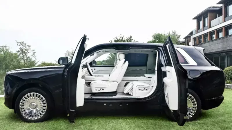 Hãng chuyên sản xuất máy hút bụi ở Trung Quốc cho ra mắt bản sao của Rolls-Royce Cullinan, bỏ luôn cột B- Ảnh 2. Hãng chuyên sản xuất máy hút bụi ở Trung Quốc cho ra mắt bản sao của Rolls-Royce Cullinan, bỏ luôn cột B- Ảnh 2.