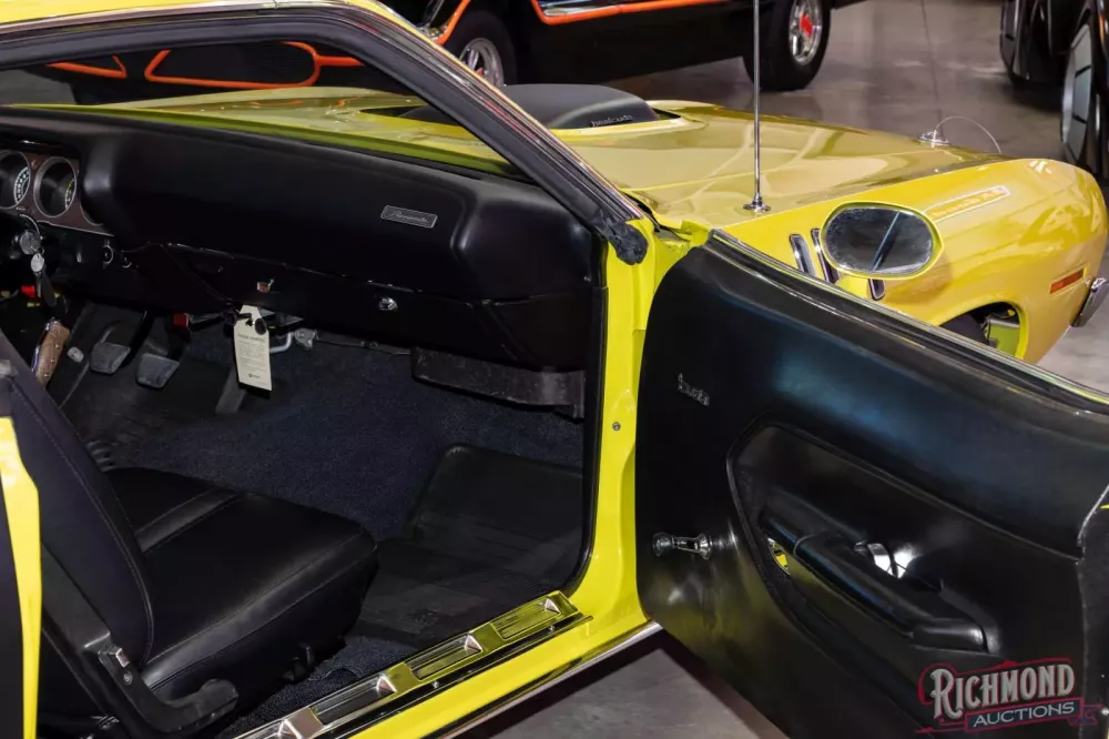 Chiếc xe Plymouth Hemi Cuda đời 1971 màu vàng Curious Yellow này có thể hơn 1 triệu đô la- Ảnh 5. Chiếc xe Plymouth Hemi Cuda đời 1971 màu vàng Curious Yellow này có thể hơn 1 triệu đô la- Ảnh 5.