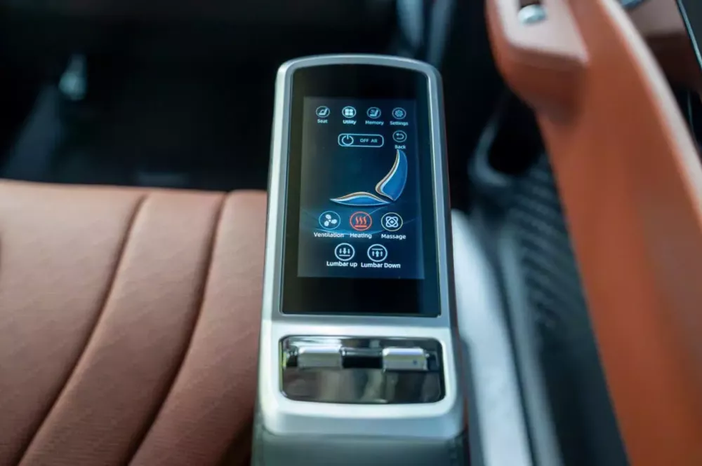 Màn hình cảm ứng gắn ở bệ tì tay trên 2 ghế VIP của Kia Carnival 1.6 Turbo HEV Signature 7S Màn hình cảm ứng gắn ở bệ tì tay trên 2 ghế VIP của Kia Carnival 1.6 Turbo HEV Signature 7S