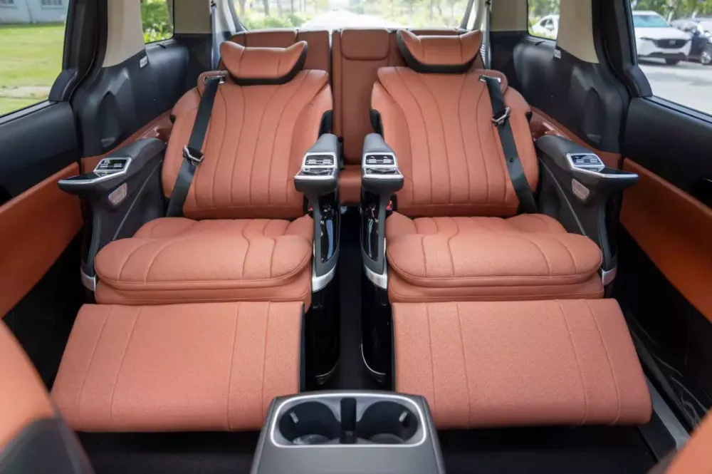 2 ghế VIP của Kia Carnival 1.6 Turbo HEV Signature 7S đi kèm bệ đỡ bắp chân chỉnh điện 2 ghế VIP của Kia Carnival 1.6 Turbo HEV Signature 7S đi kèm bệ đỡ bắp chân chỉnh điện