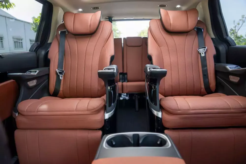 Ngoài 2 ghế VIP, Kia Carnival 1.6 Turbo HEV Signature 7S còn có thêm những trang bị tiện nghi bổ sung khác Ngoài 2 ghế VIP, Kia Carnival 1.6 Turbo HEV Signature 7S còn có thêm những trang bị tiện nghi bổ sung khác