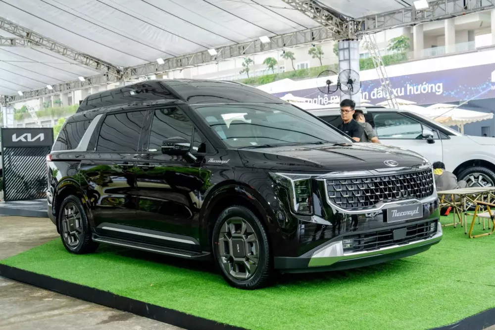 Kia Carnival Thacoroyal sở hữu phần trần xe nâng cao để tăng không gian nội thất Kia Carnival Thacoroyal sở hữu phần trần xe nâng cao để tăng không gian nội thất