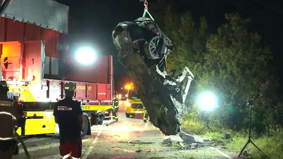 Chiếc Tesla Model S cháy rụi sau vụ tai nạn Chiếc Tesla Model S cháy rụi sau vụ tai nạn