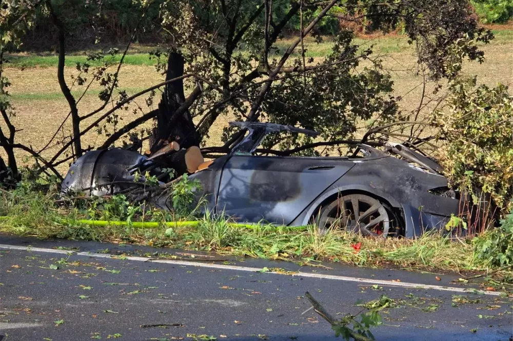 Hiện trường vụ tai nạn của chiếc Tesla Model S tại Đức vào ngày 7/9/2025 Hiện trường vụ tai nạn của chiếc Tesla Model S tại Đức vào ngày 7/9/2025