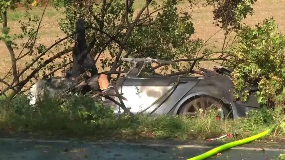 Hai đứa trẻ tử vong trong vụ cháy ô tô điện vì tay nắm cửa được cho là không mở được Hai đứa trẻ tử vong trong vụ cháy ô tô điện vì tay nắm cửa được cho là không mở được