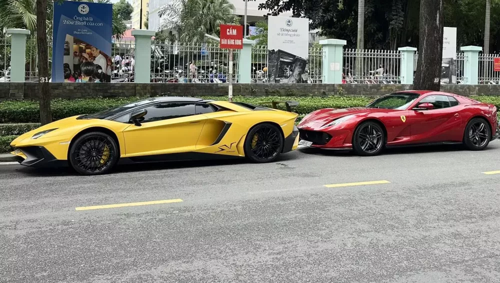 Đ&atilde; Lamborghini Aventador SV Roadster c&ograve;n đi c&ugrave;ng Ferrari 812 GTS xuống phố- Ảnh 2.