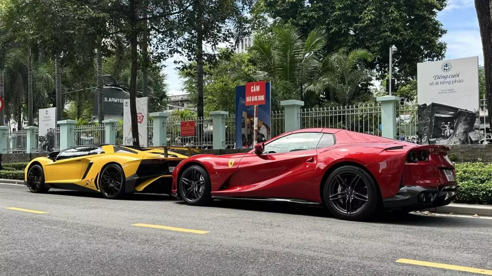 Đ&atilde; Lamborghini Aventador SV Roadster c&ograve;n đi c&ugrave;ng Ferrari 812 GTS xuống phố- Ảnh 1.