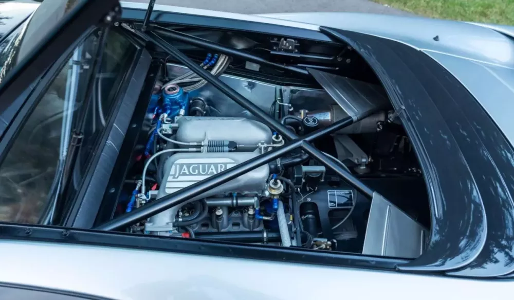 Cùng xem 5 chiếc xe biểu tượng được trang bị động cơ xe đua: 2 trong số đó từng về Việt Nam - Ảnh 11. Cùng xem 5 chiếc xe biểu tượng được trang bị động cơ xe đua: 2 trong số đó từng về Việt Nam - Ảnh 11.