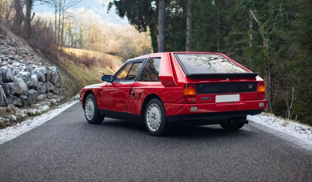 Cùng xem 5 chiếc xe biểu tượng được trang bị động cơ xe đua: 2 trong số đó từng về Việt Nam - Ảnh 6. Cùng xem 5 chiếc xe biểu tượng được trang bị động cơ xe đua: 2 trong số đó từng về Việt Nam - Ảnh 6.