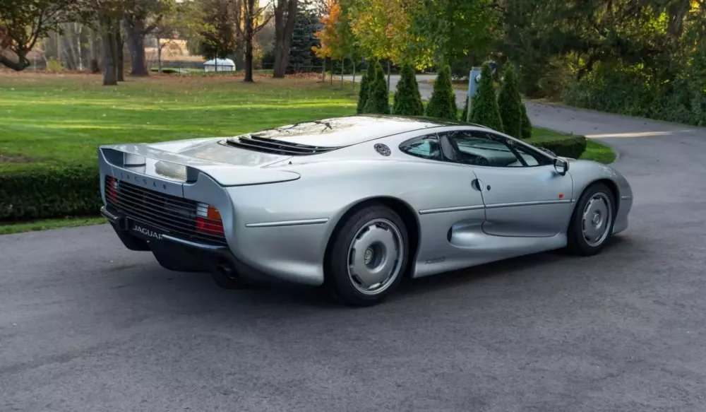 Cùng xem 5 chiếc xe biểu tượng được trang bị động cơ xe đua: 2 trong số đó từng về Việt Nam - Ảnh 10. Cùng xem 5 chiếc xe biểu tượng được trang bị động cơ xe đua: 2 trong số đó từng về Việt Nam - Ảnh 10.