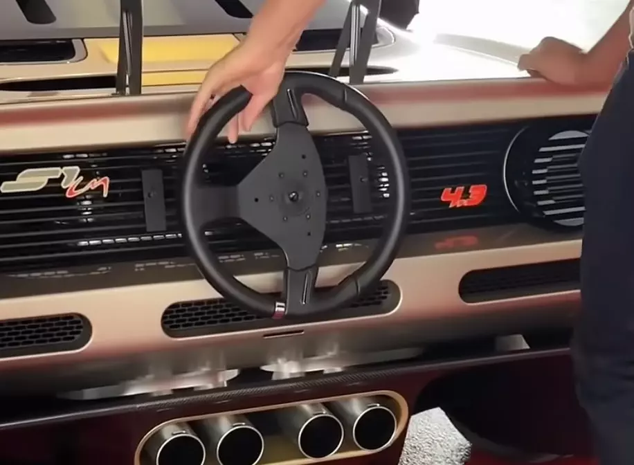 Độc lạ với mẫu xe concept S1 LM của Gordon Murray có vô lăng ở đuôi xe- Ảnh 4. Độc lạ với mẫu xe concept S1 LM của Gordon Murray có vô lăng ở đuôi xe- Ảnh 4.