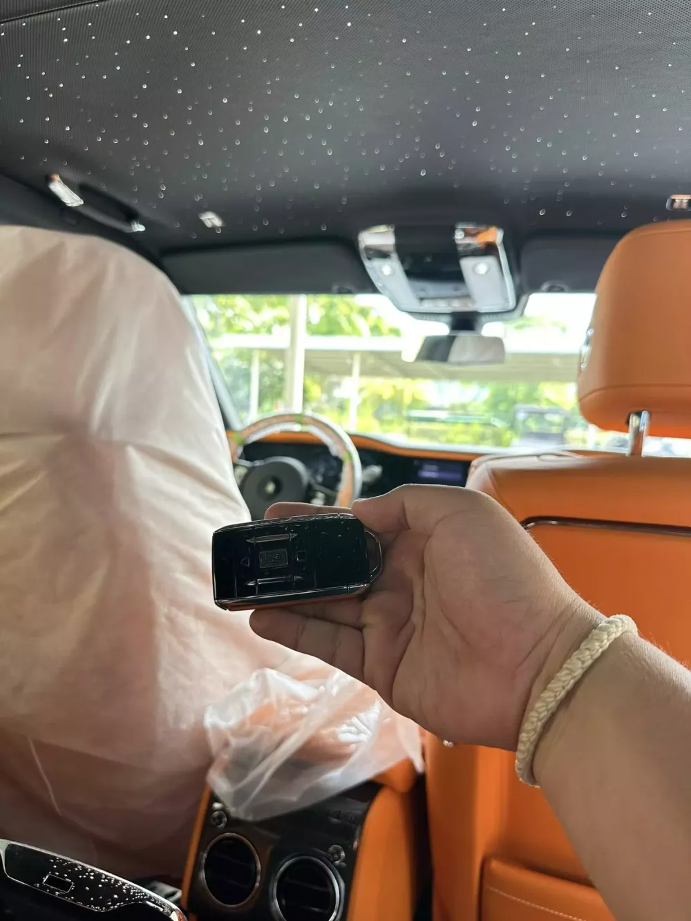 Rolls-Royce Cullinan Series II Black Badge đầu tiên lộ ảnh về Việt Nam đẳng cấp của doanh nhân - Ảnh 4. Rolls-Royce Cullinan Series II Black Badge đầu tiên lộ ảnh về Việt Nam đẳng cấp của doanh nhân - Ảnh 4.