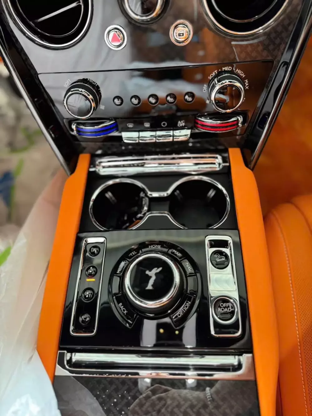 Rolls-Royce Cullinan Series II Black Badge đầu tiên lộ ảnh về Việt Nam đẳng cấp của doanh nhân - Ảnh 5. Rolls-Royce Cullinan Series II Black Badge đầu tiên lộ ảnh về Việt Nam đẳng cấp của doanh nhân - Ảnh 5.